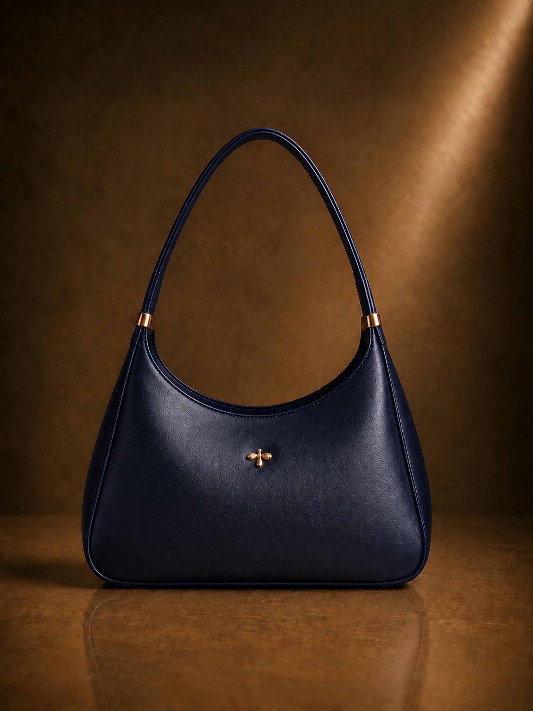 Hobo Eden Collection in materia vegetale d’arancia nel colore blu navy, con emblema a foglia di fico in oro